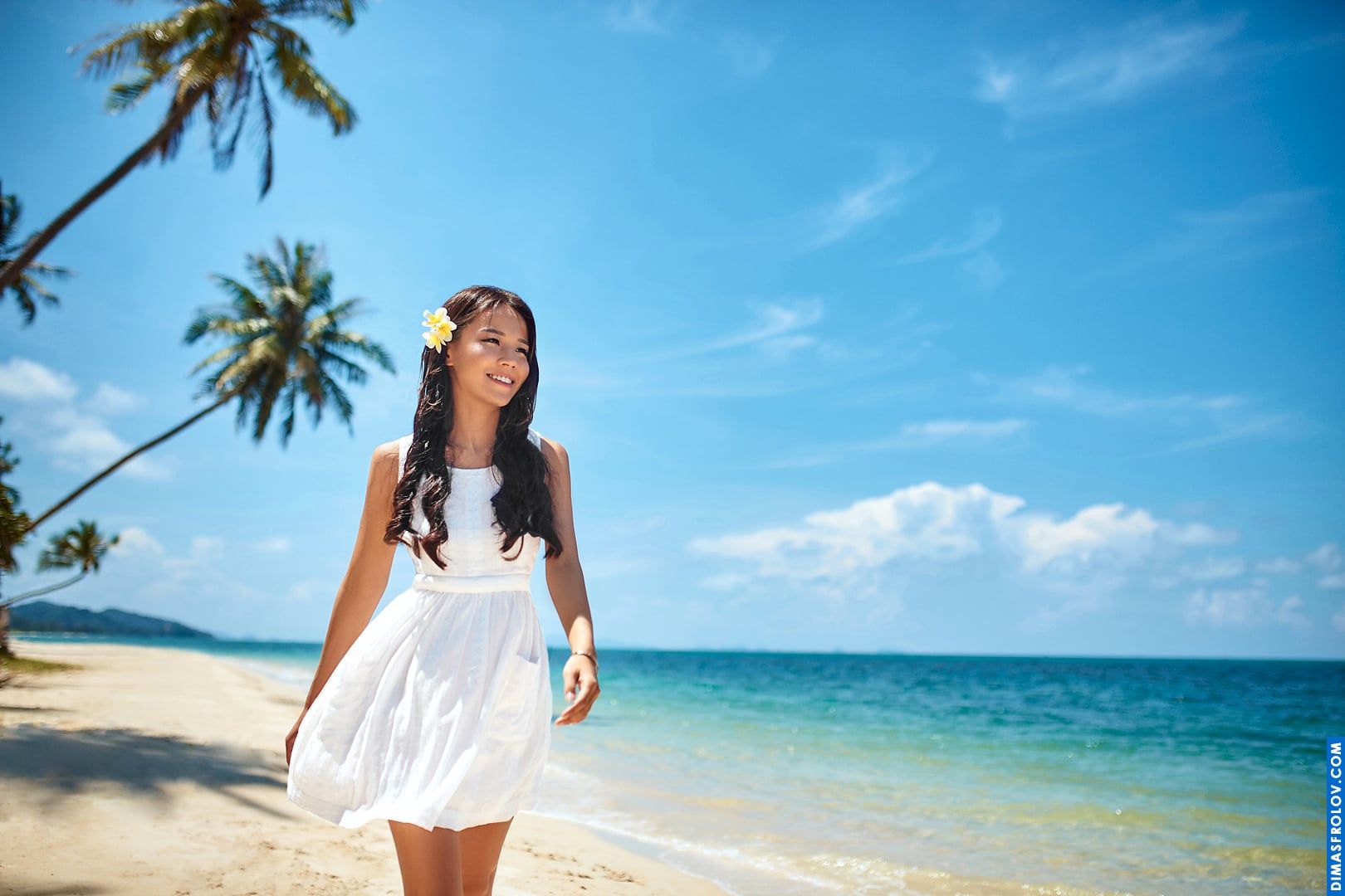 Beach portrait of a smiling girl in natural light